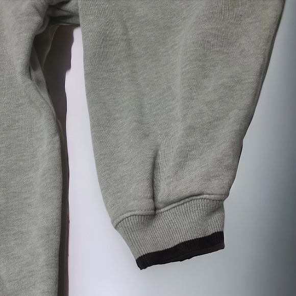 Vintage Disney 100 Years of Magic Gray  Embroidered Sweatshirt Size M - Picture 4 of 6